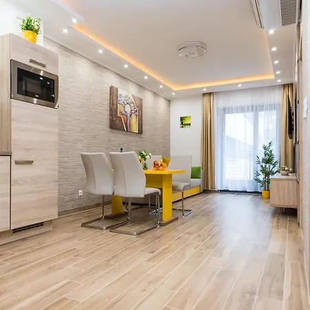 King Suites With Private Garage *