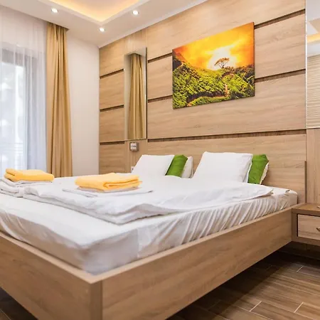 King Suites With Private Garage *