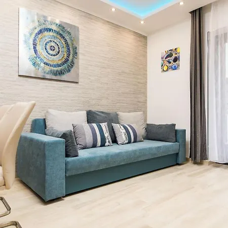 King Suites With Private Garage *